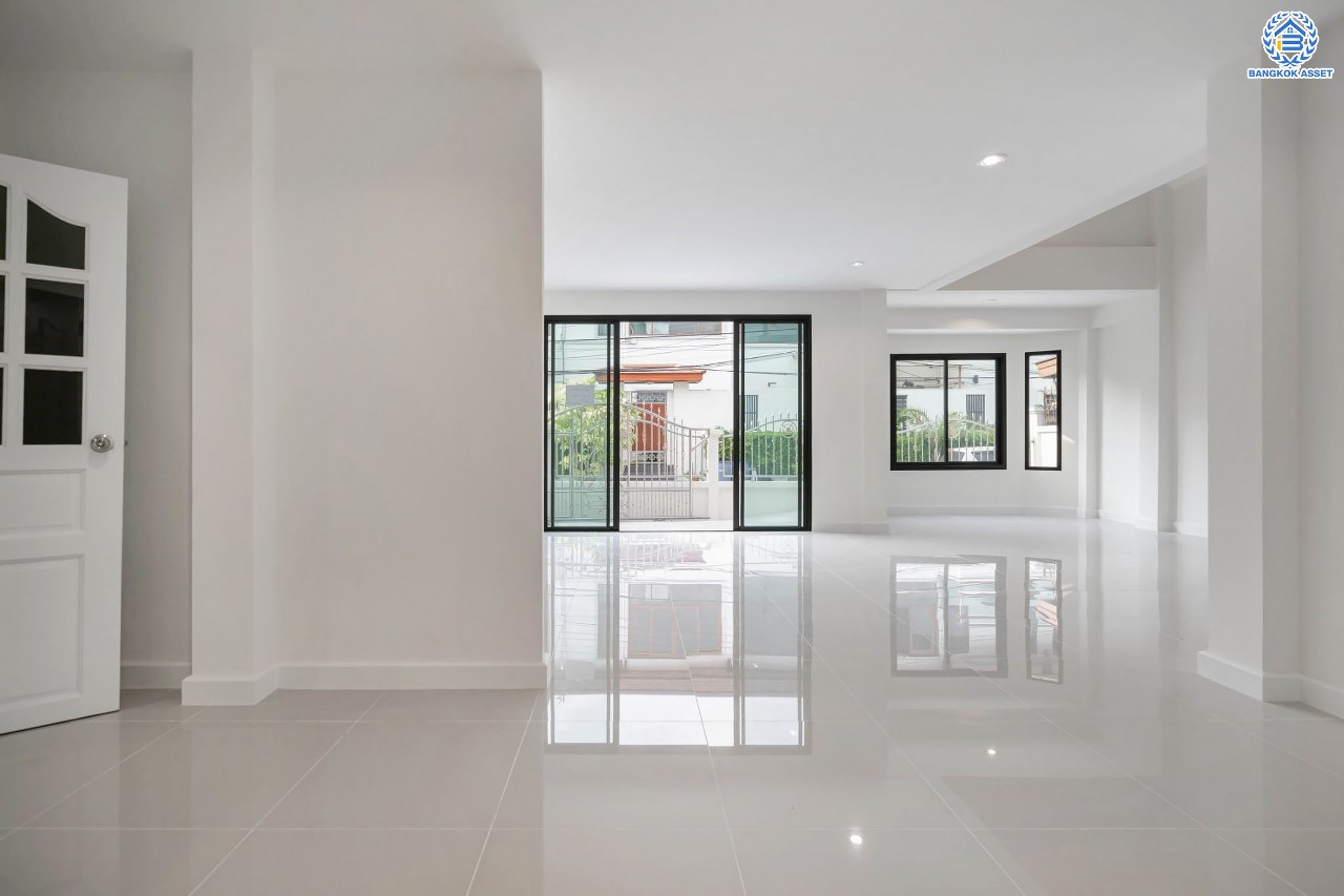 บ้านมือสองตกแต่งใหม่ โครงการ กฤษดานคร16-17 บรมราชชนนี-พุทธมณฑลสาย3 เนื้อที่ 60 ตร.ว. ฟังก์ชัน 3 ห้องนอน 3 ห้องน้ำ 1 ห้องอเนกประสงค์ จอดรถได้ 1 คัน บนทำเลศักยภาพ เชื่อมต่อเมืองอย่างรวดเร็ว ใกล้ทางคู่ขนานลอยฟ้าบรมราชชนนี ม.มหิดล และเซ็นทรัลศาลายา